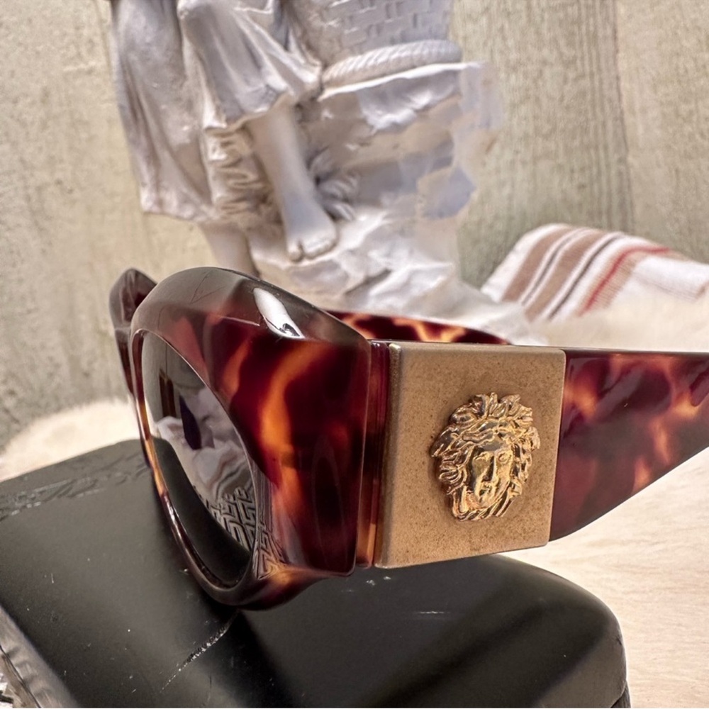 Versace Tortoise Sunglasses with Case and Cloth - Picture 11 of 12